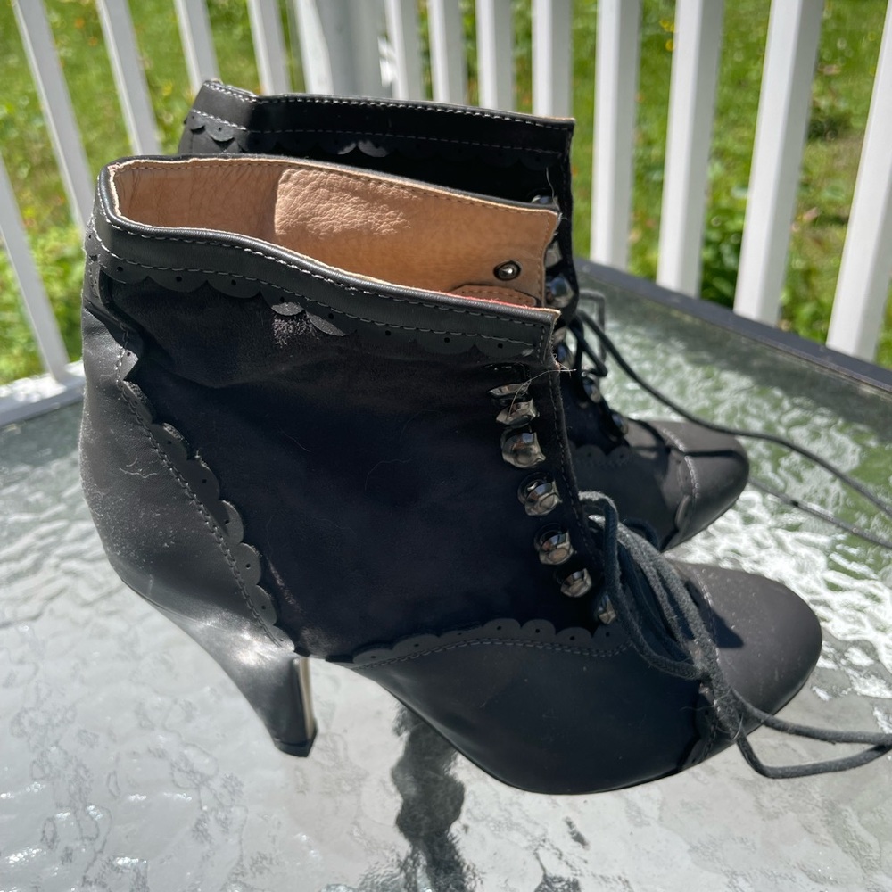 Source Unknown Black Scalloped Heeled Boots